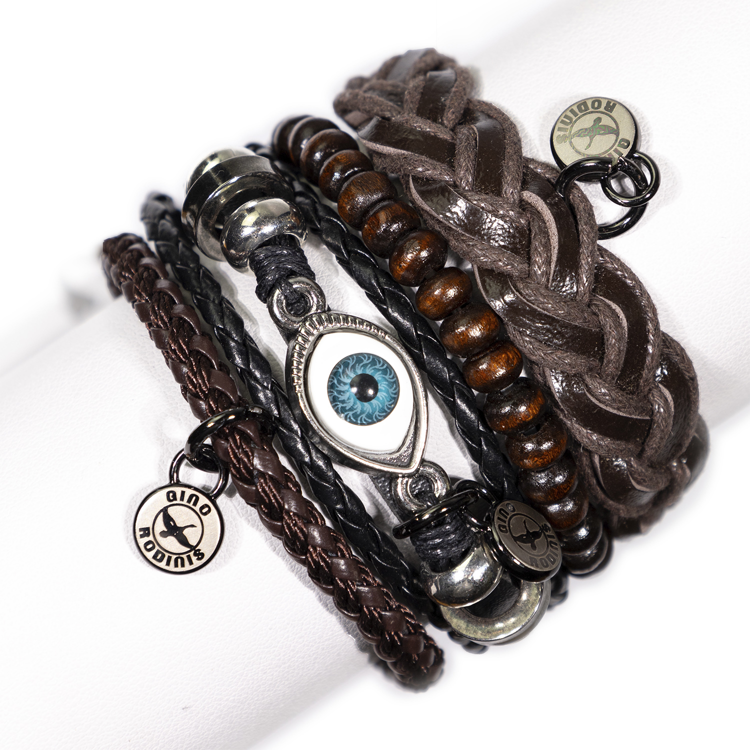 Vista frontal de brazalete hombre