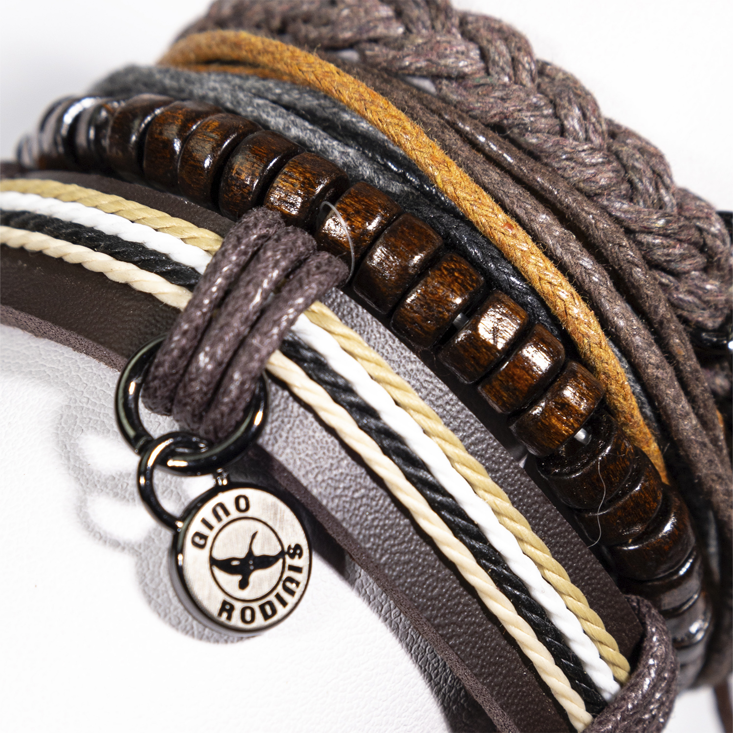 Vista detalle de brazalete de cuero hombre