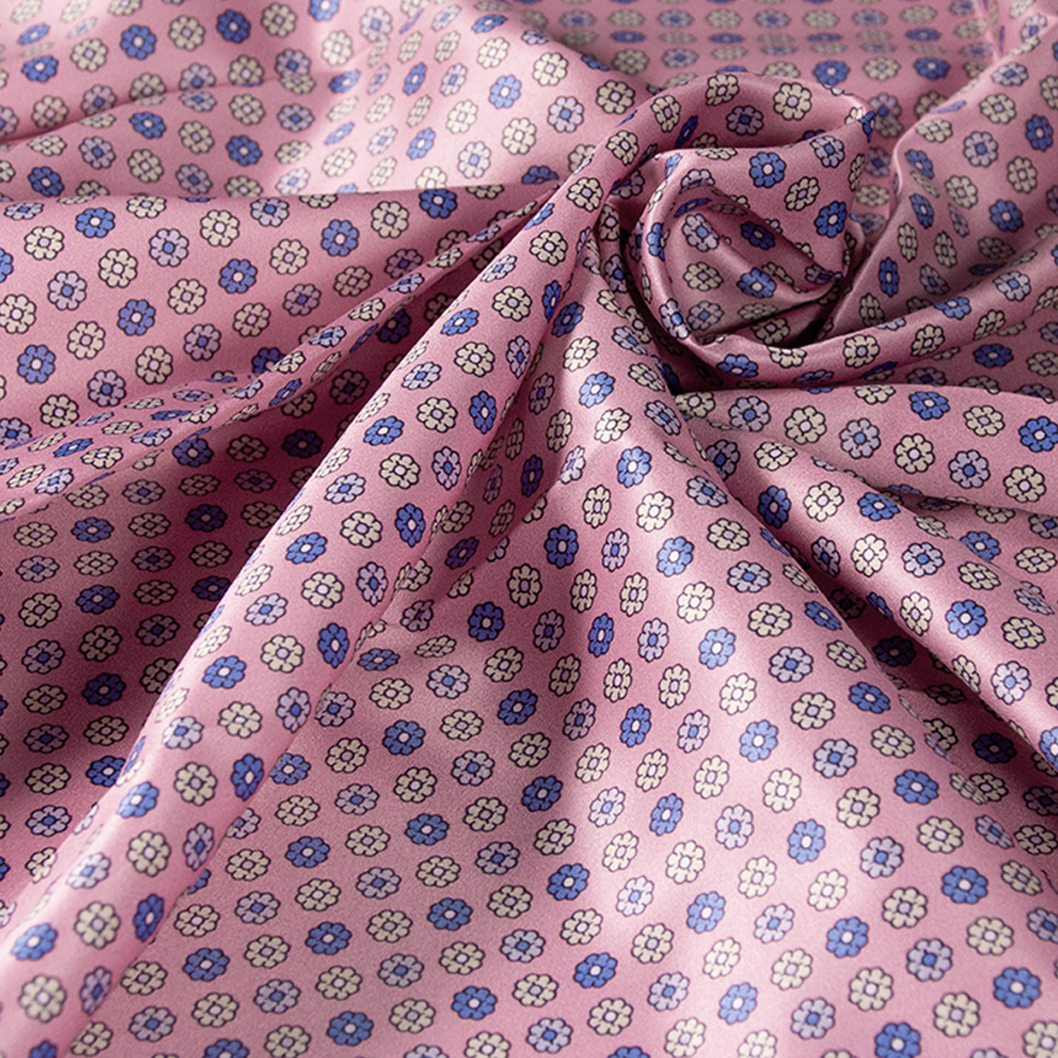 Bandana con diseño color rosa enrrollada