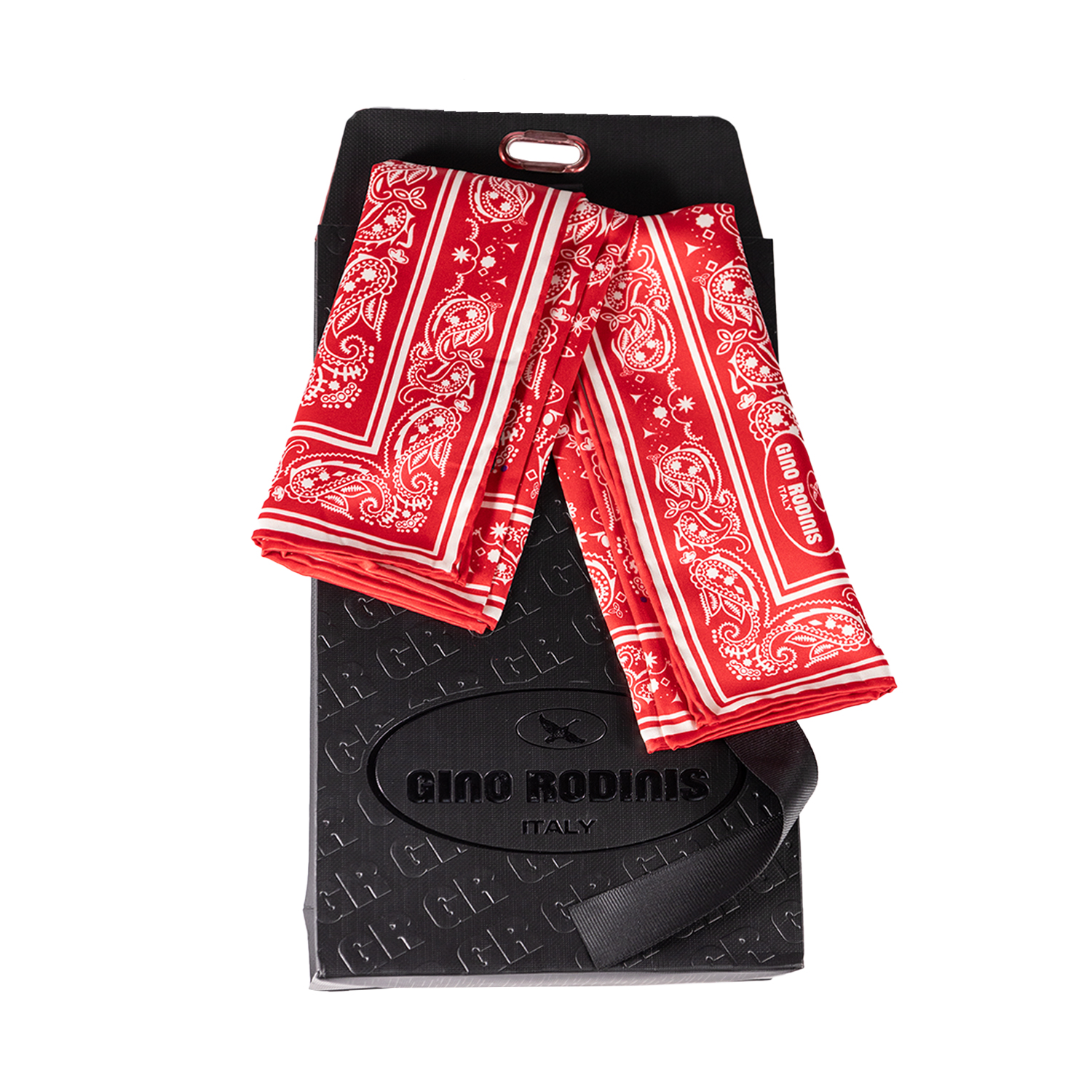 Bandana con diseño color rojo y detalles blancos doblada en un sobre papel couché de la marca Gino Rodinis