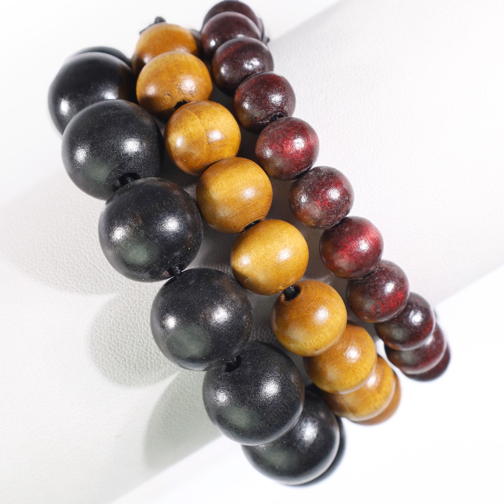 Vista Lateral de Brazalete Cuencas madera - tres sets color Negro - Beige- Burdeo
