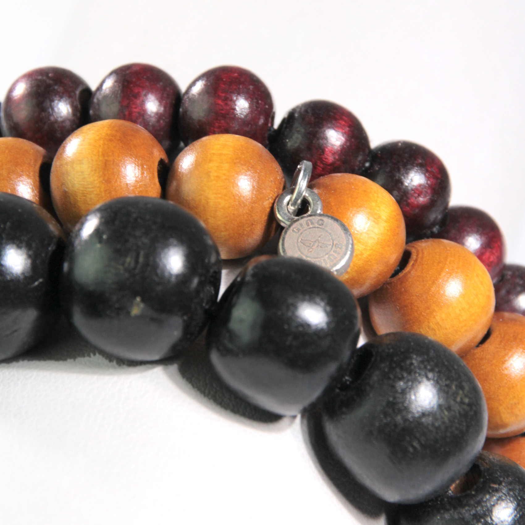 Vista Detalle de Brazalete Cuencas madera - tres sets color Negro - Beige- Burdeo