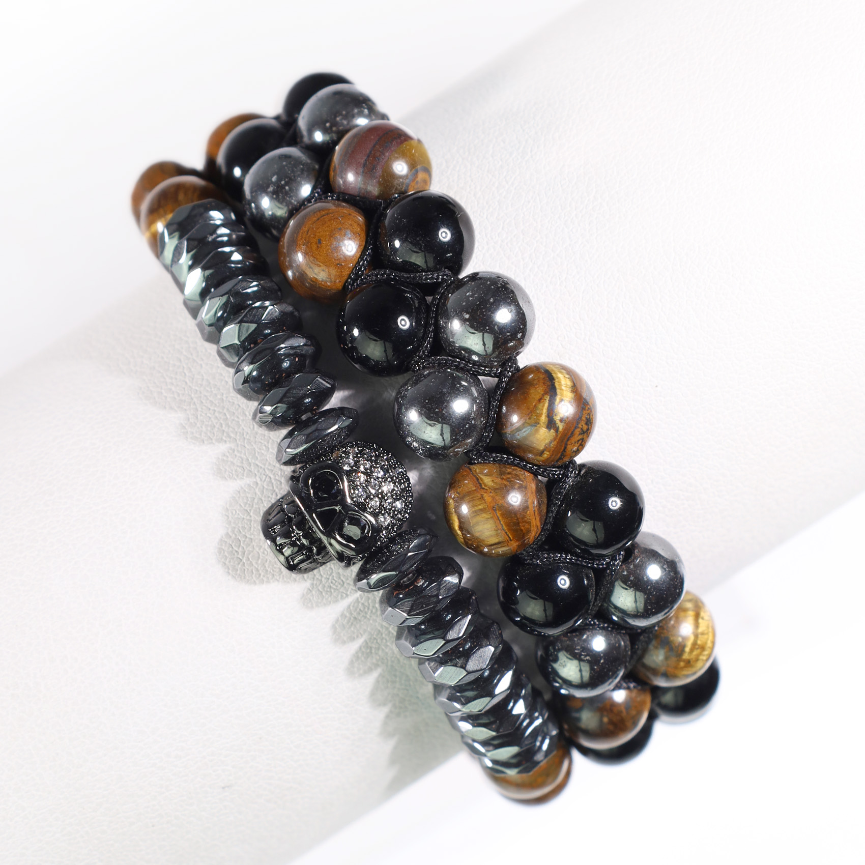 Vista Frontal de Brazalete color Negro- Marrón